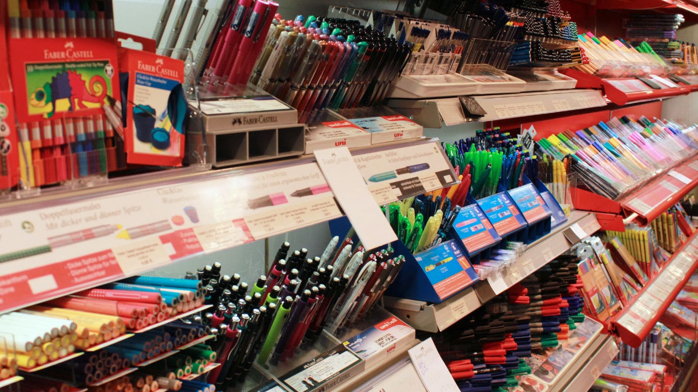 ein Ausschnitt vom Regal mit Faber-Castel Stiften bei KÖNIG Plus