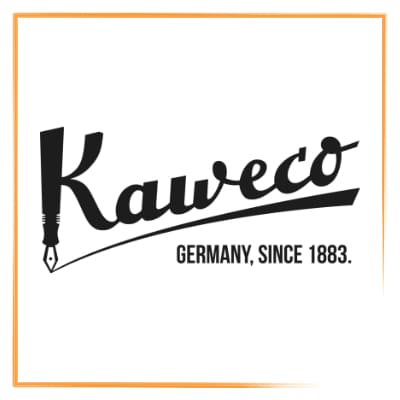 Die orange gerwahmte Markenkachel mit Kaweco Logo. Der schwungvolle schwarze Schriftzug Kaweco ist unterstrichen. Die senkrechte Linie des Buchstaben K ist ein stilisierter Füllhalter in den der Unterstrich endet.Der Untertitel in Grossbuchstaben ist link