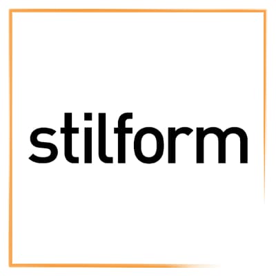 Die orange gerahmte Markenkachel von stilform, einem Designbuero fuer Schreibgeraete. DAs minimalistische Logo steht fuer das minimalistische funktionelle Design der Marke. Ein cleaner Schriftzug stilform in Kleinbuchstaben.